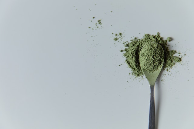 kratom powser on a spoon